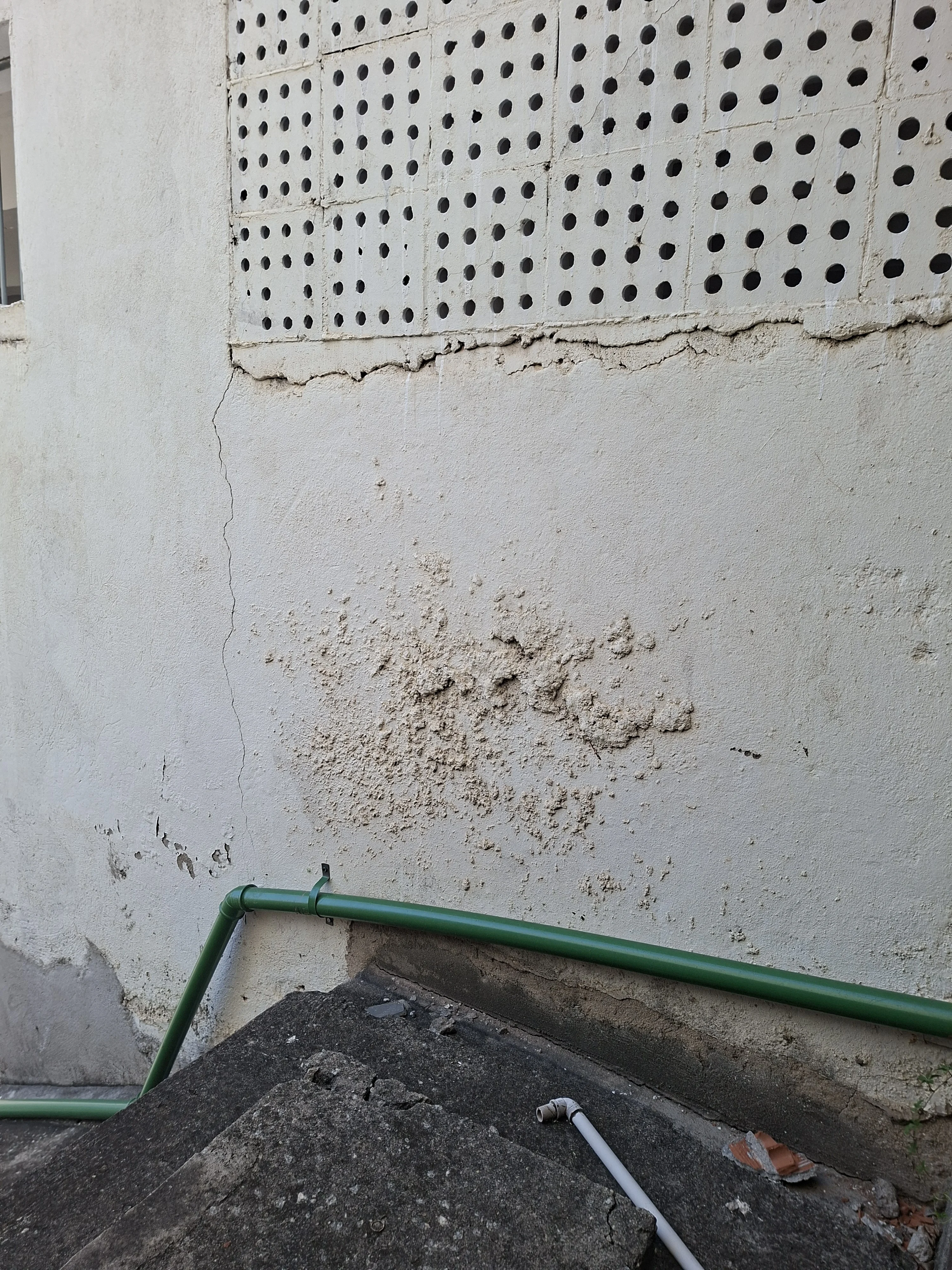 Prédio com manchas escuras de infiltração e necessidade de restauração de fachada em São Paulo